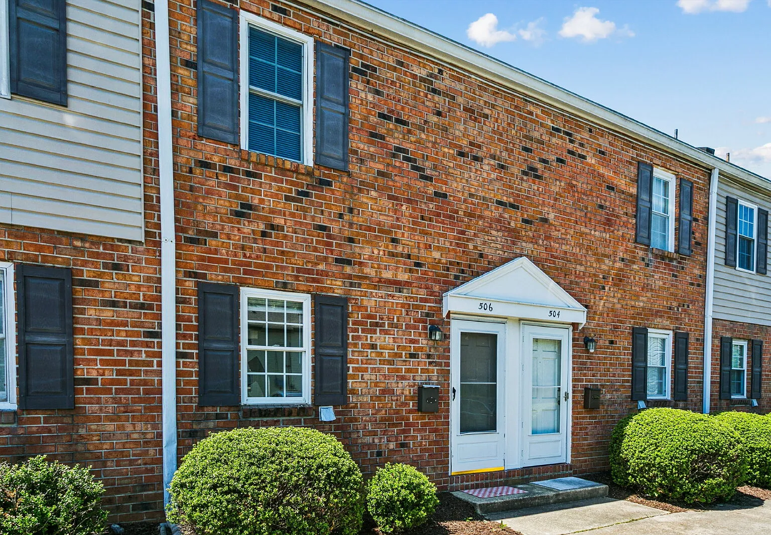 2 bed, 1.5 bath, 815 sqft, $1,600 — Photo 2