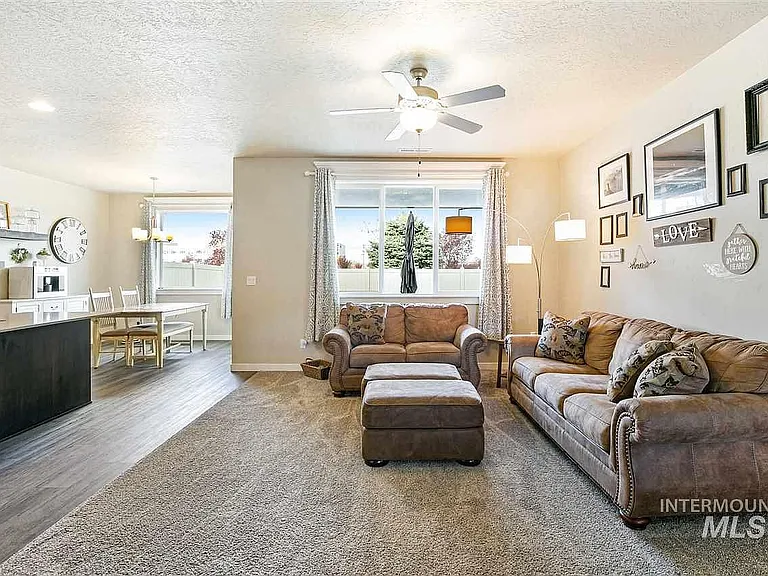 2087 S Hills Ave — Photo 3