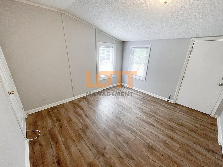 310 Frank St — Photo 15