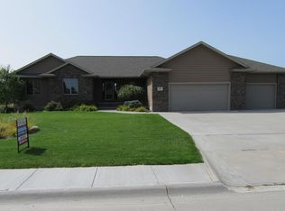 616 Sandalwood Dr, Grand Island, NE 68803