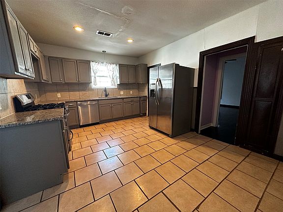 4th image of 1009 E Humbolt St