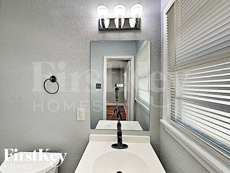 205 SW Moody St — Photo 9