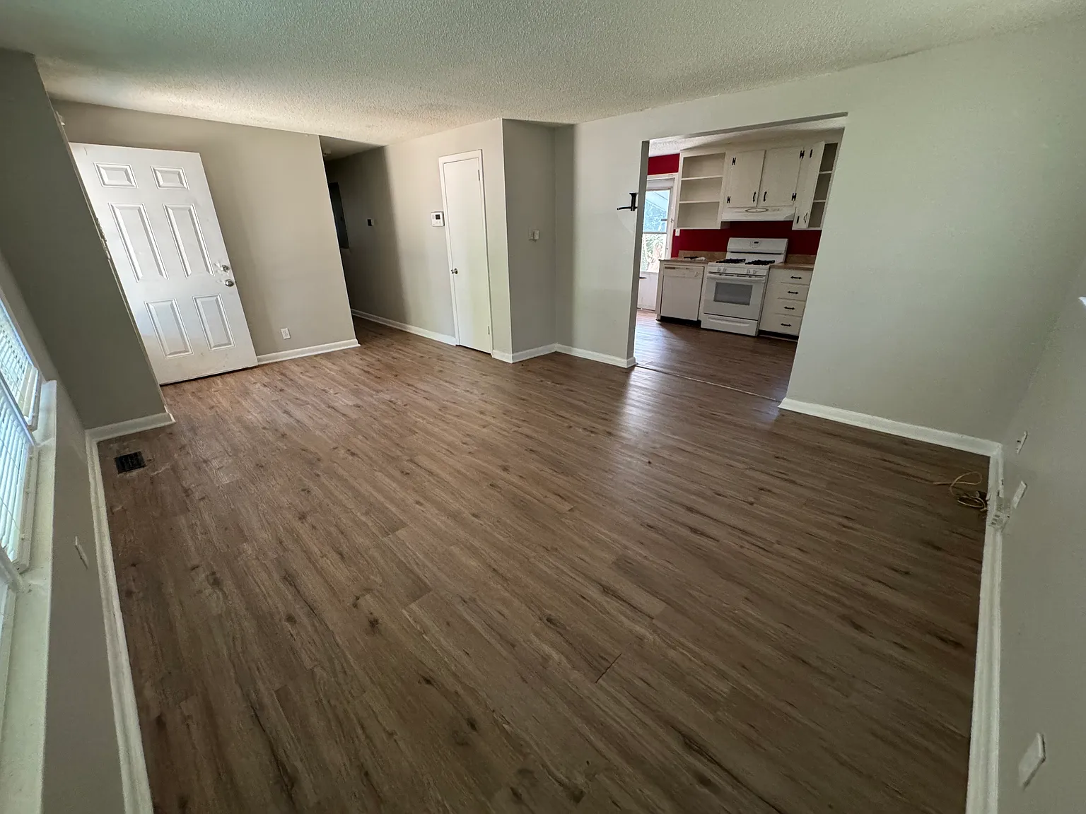 3 bed, 1.5 bath, 1067 sqft, $1,300 — Photo 2