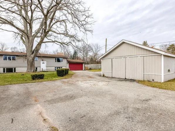 4435 Fairway Dr, Fort Gratiot, MI 48059