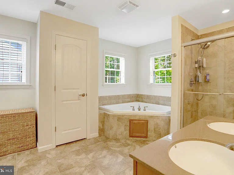 2862 Rosemary Ln — Photo 32