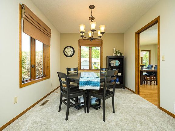 5th image of 1004 Rushmore Dr