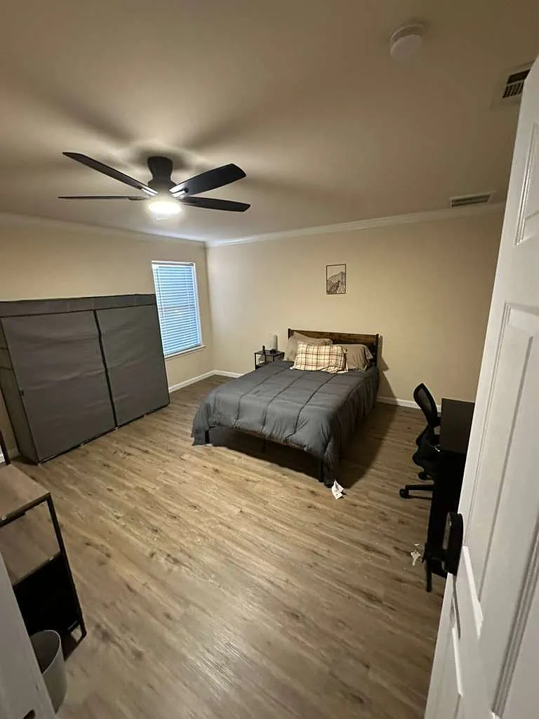 1 bed, 2.0 bath, 2580 sqft, $700 — Photo 2