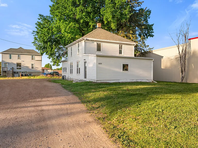 1203 E Cherry St — Photo 1