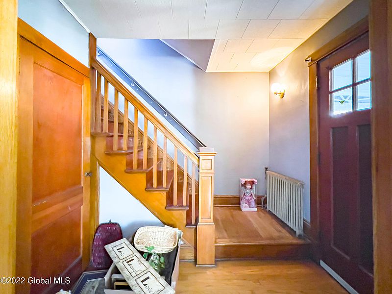 4th image of 8 Lindbergh Avenue
