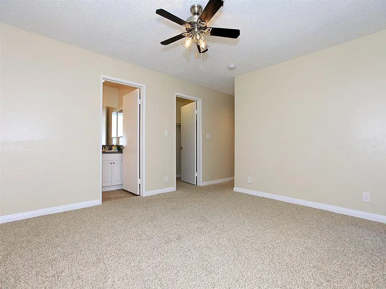 Chateau Regent Apartments — Photo 7