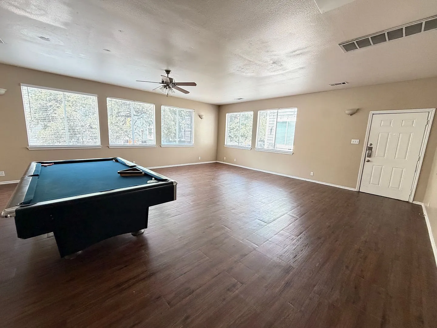 6bed/3bath with garage in North Campus — Photo 4