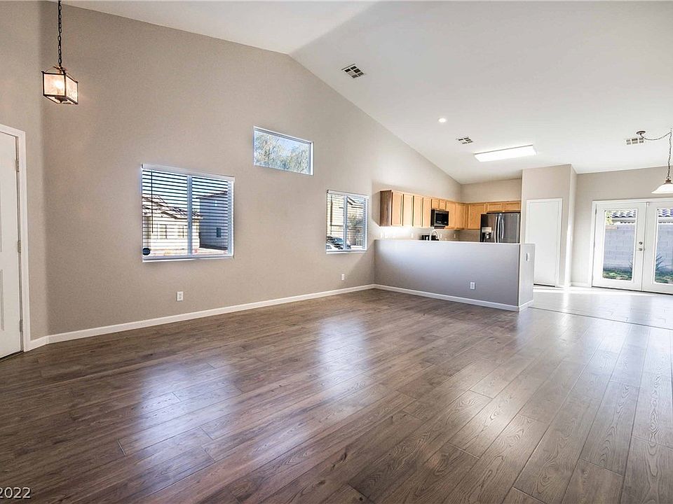 1st image of 813 Cowboy Cross Ave