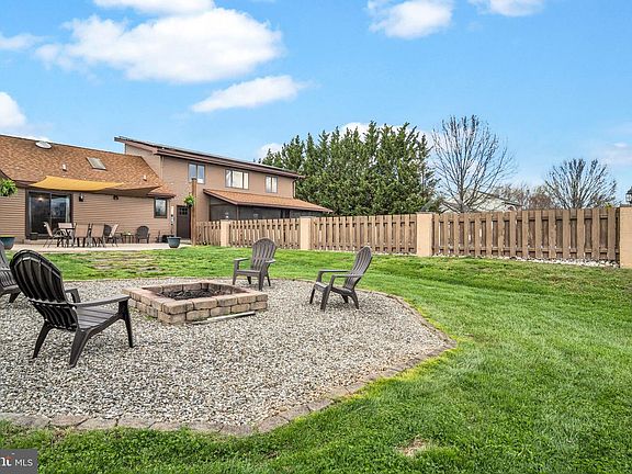 4th image of 300 Hollowbrook Dr