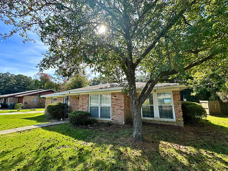 110 Windsor Dr — Photo 4