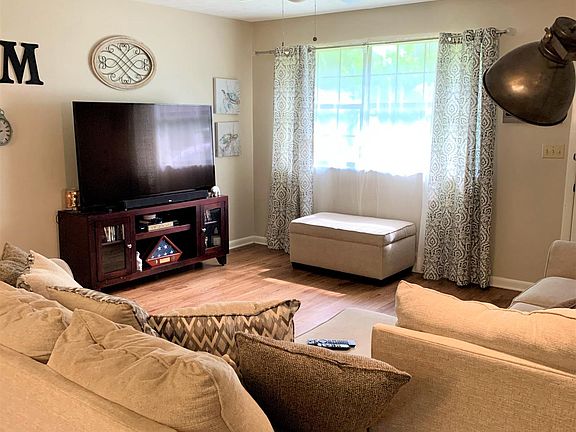 3rd image of 820 Parkwood Pl