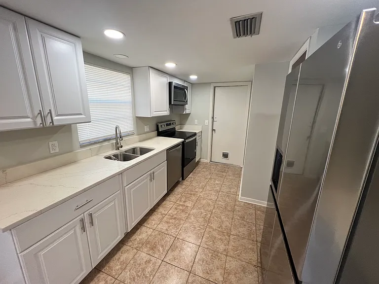 817 W Florence Ave — Photo 10
