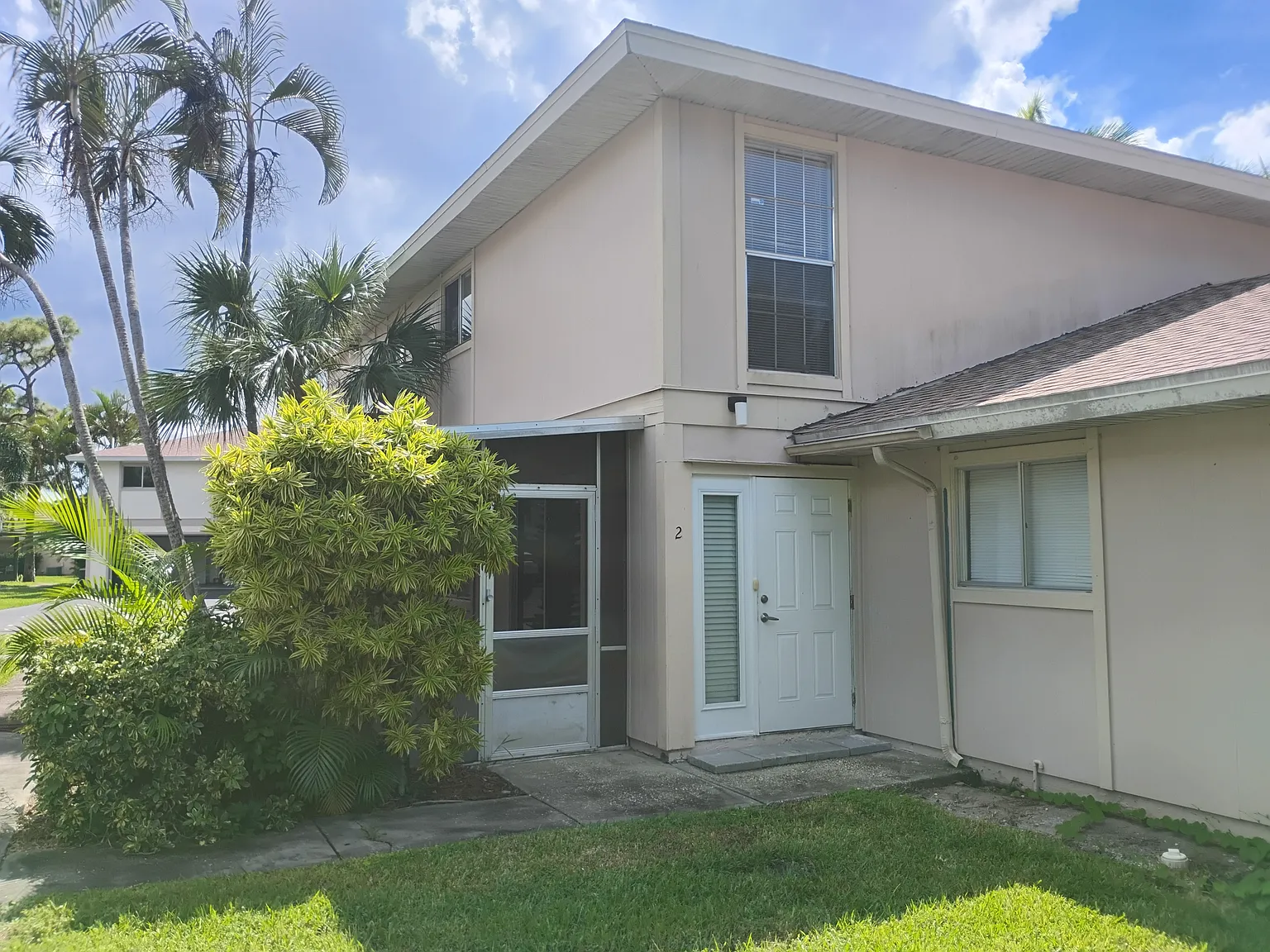 2 bed, 1.5 bath, 896 sqft, $1,450 — Photo 2