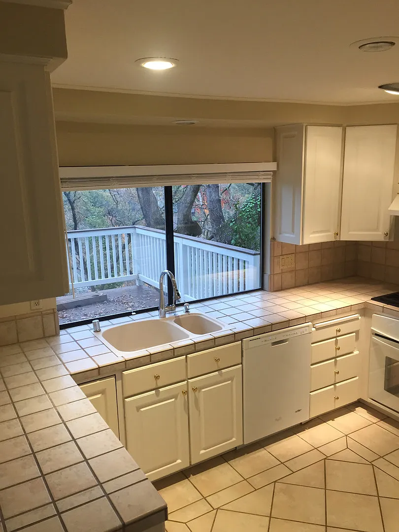 Gorgeous American River Canyon South home on cul-de-sac backing to Hinkle Creek Nature Area. — Photo 2