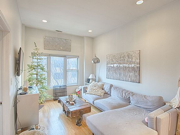 3rd image of 838 N Hoyne Ave APT 3F
