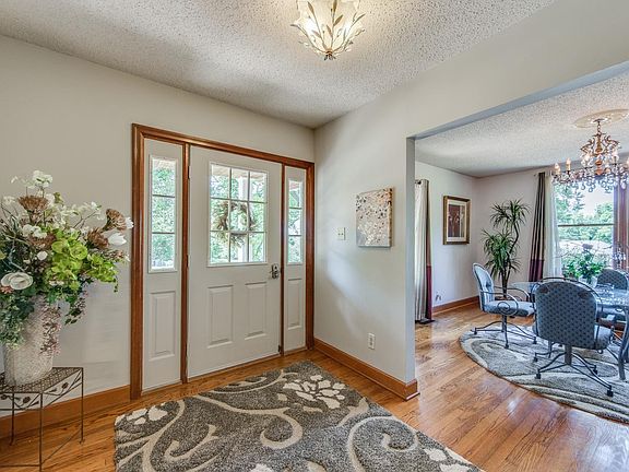 3rd image of 3201 Fairview Ln