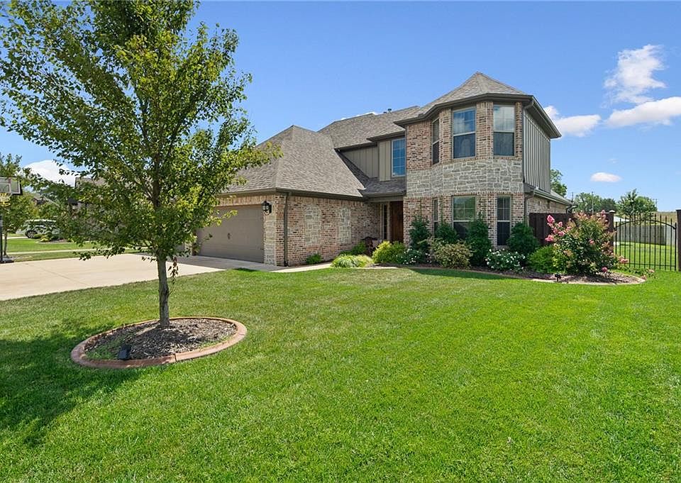 1st image of 220 Sicily Dr