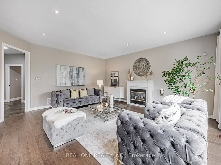 51 Hanson Cres — Photo 15