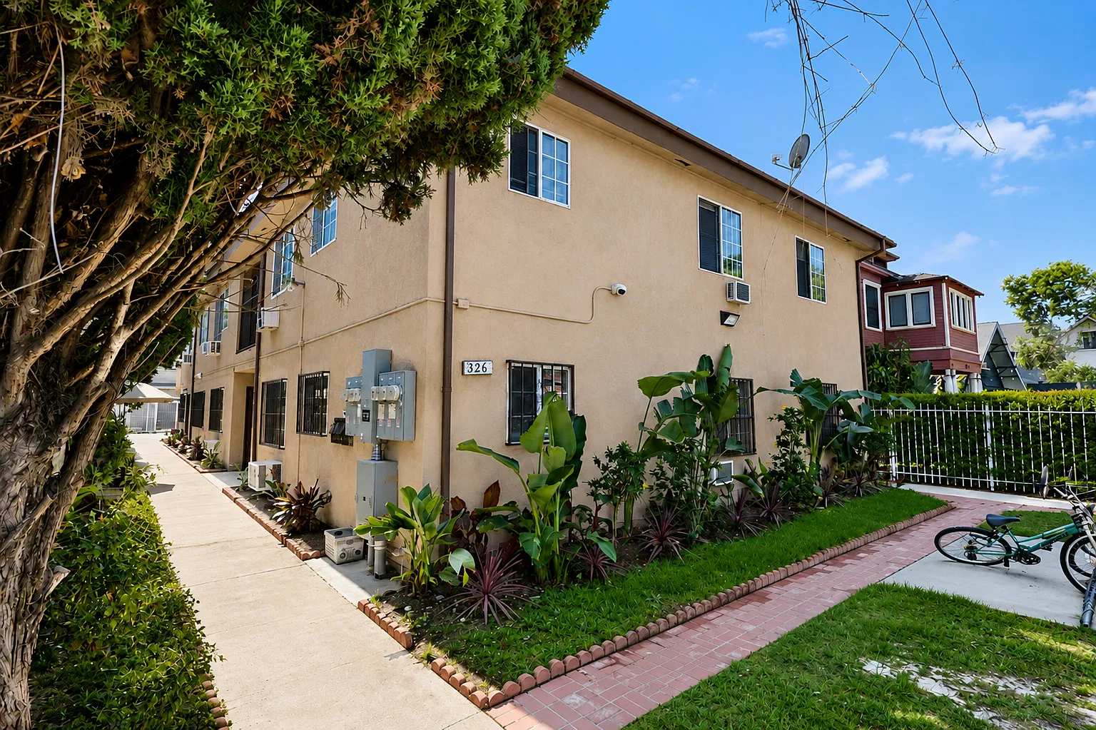 5 bed, 2.5 bath, 1850 sqft, $900 — Photo 1