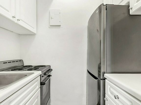 5th image of 208 W 23rd St APT 1619