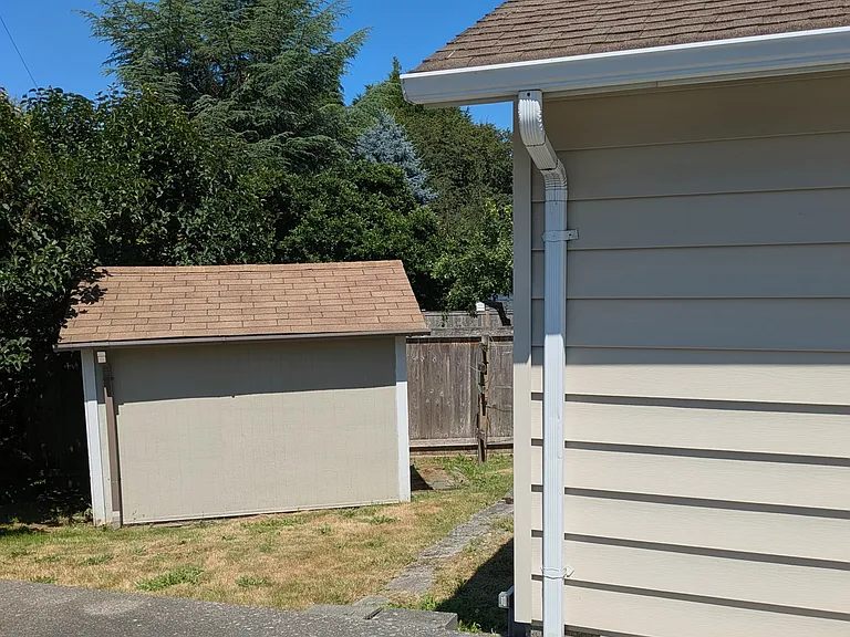 425 50th St SW — Photo 3