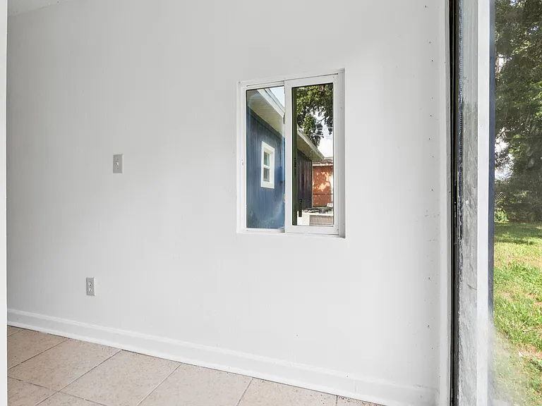 1324 Parkwood St — Photo 10