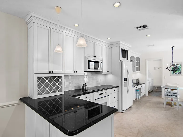 560 N Monterey Dr — Photo 10