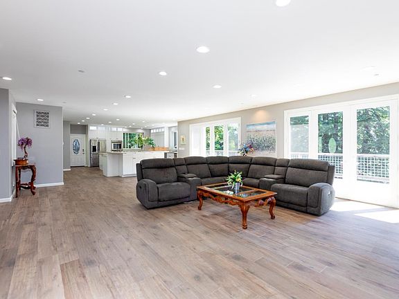 5th image of 303 Sanborn Ln