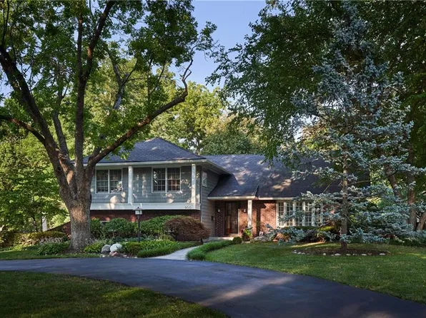8615 Juniper St, Prairie Village, KS 66207