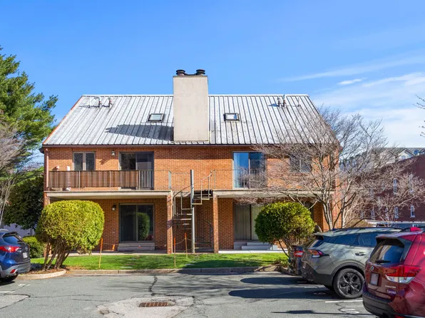 9 Barton Sq APT 201, Salem, MA 01970