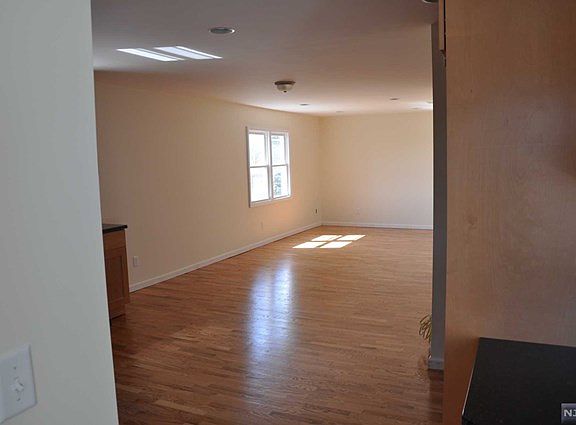 5th image of 2-09 28th St