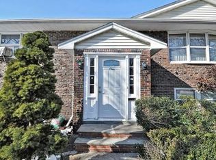 1 Converse Ln, Melrose, MA 02176