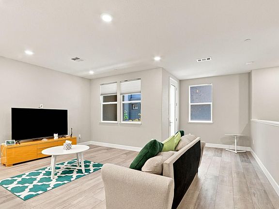 3rd image of 633 Clover Cir