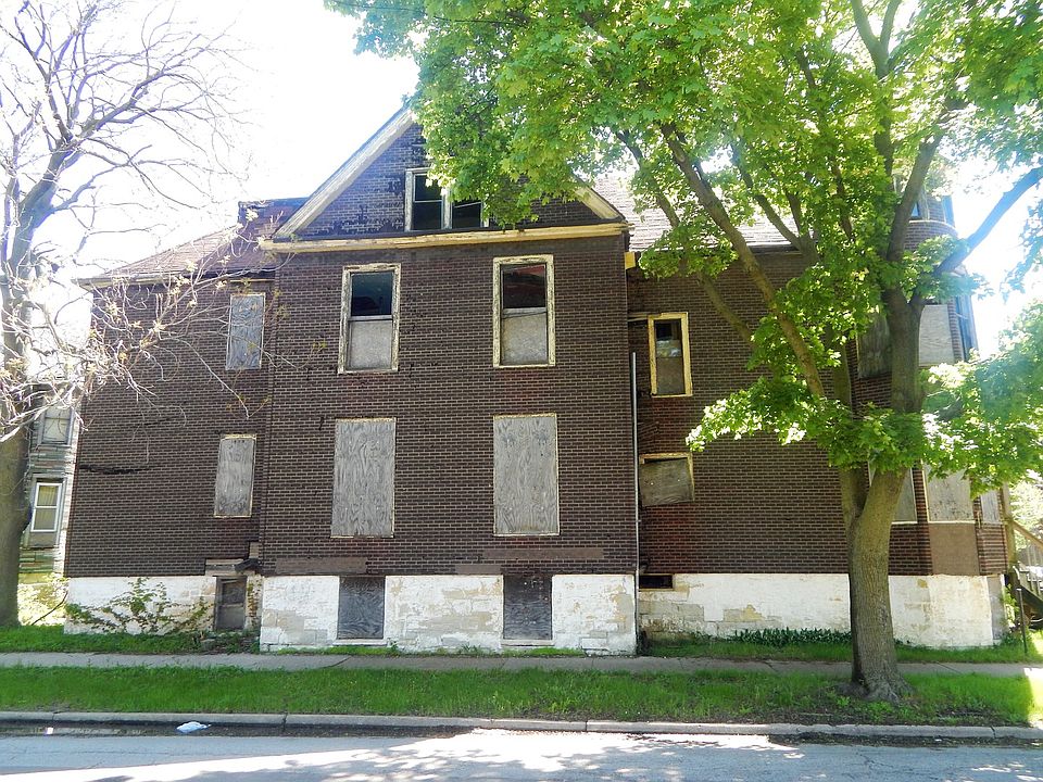 2nd image of 456 W 61st Pl