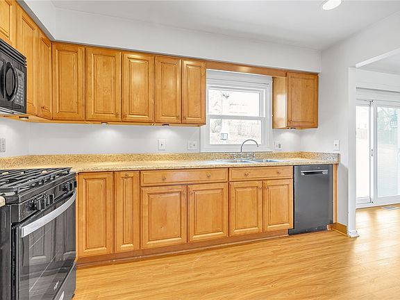 4th image of 111 Roosevelt Dr