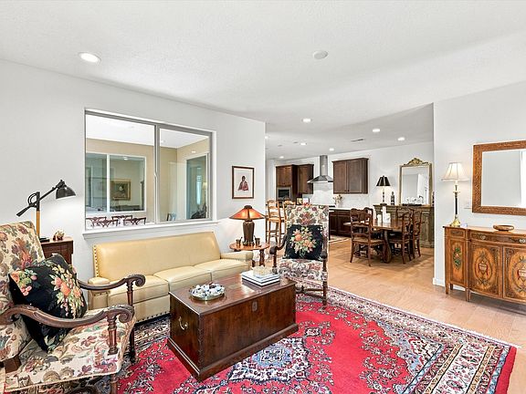 5th image of 224 Delfina St