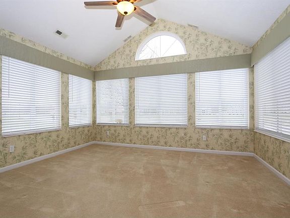 5th image of 403 St Andrews Cir
