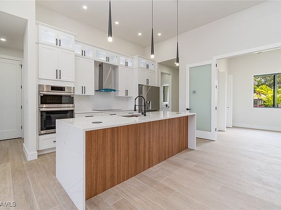 5th image of 922 SW 8th Pl