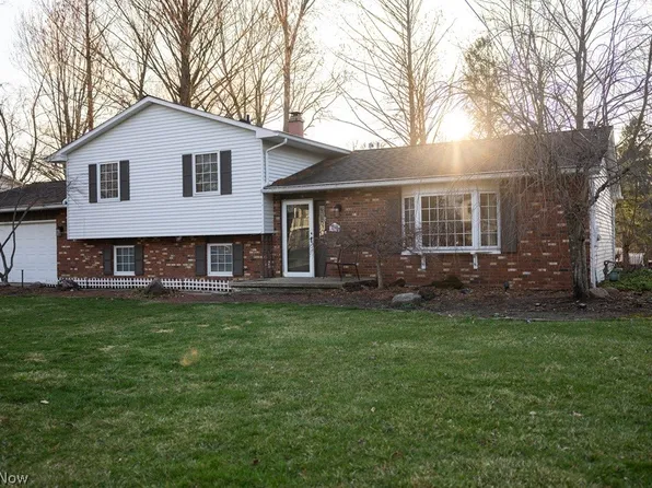 1010 Royal Dr, Amherst, OH 44001