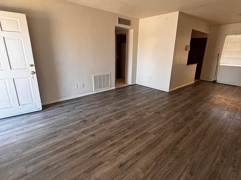 1431 W 7th St — Photo 3