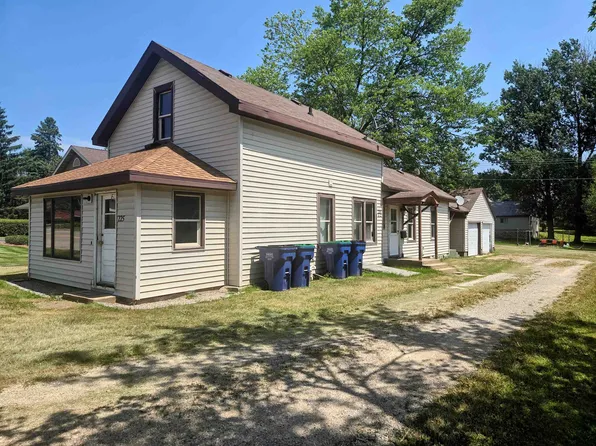 225 S Main St, Iola, WI 54945