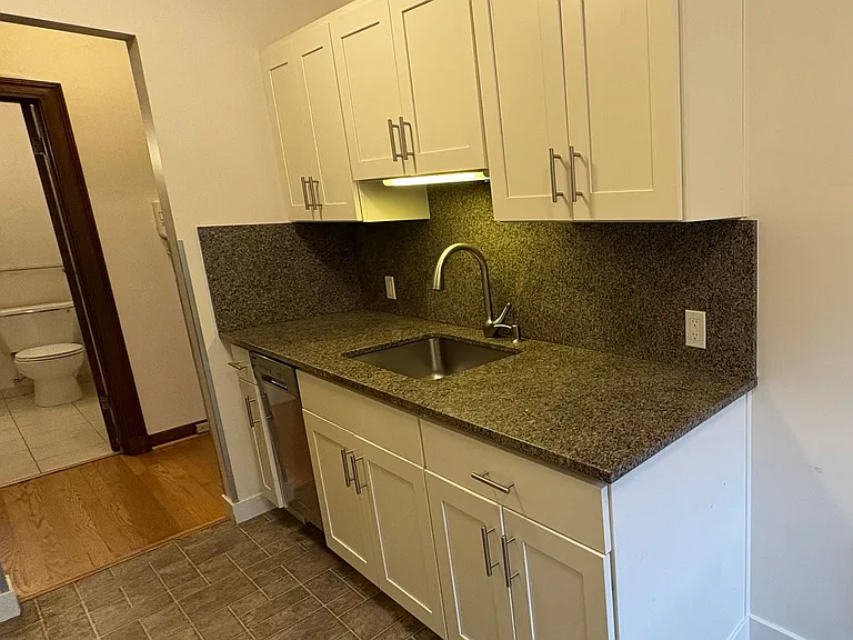 The Mulholland Apartments — Photo 16