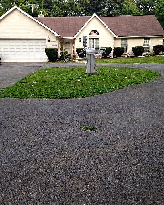 2nd image of 905 Duncan Field Ln