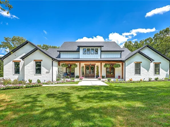 2862 N Oakland Zion Rd, Fayetteville, AR 72703