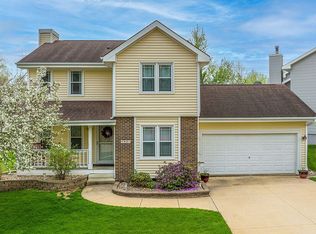 4921 Willowbend Rd NE, Cedar Rapids, IA 52411