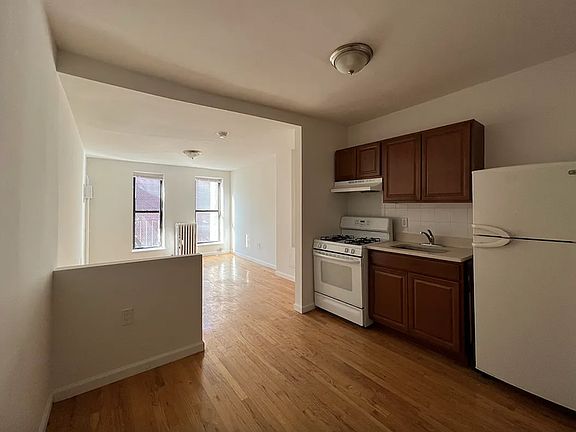 3rd image of 446 W 46th St APT 16